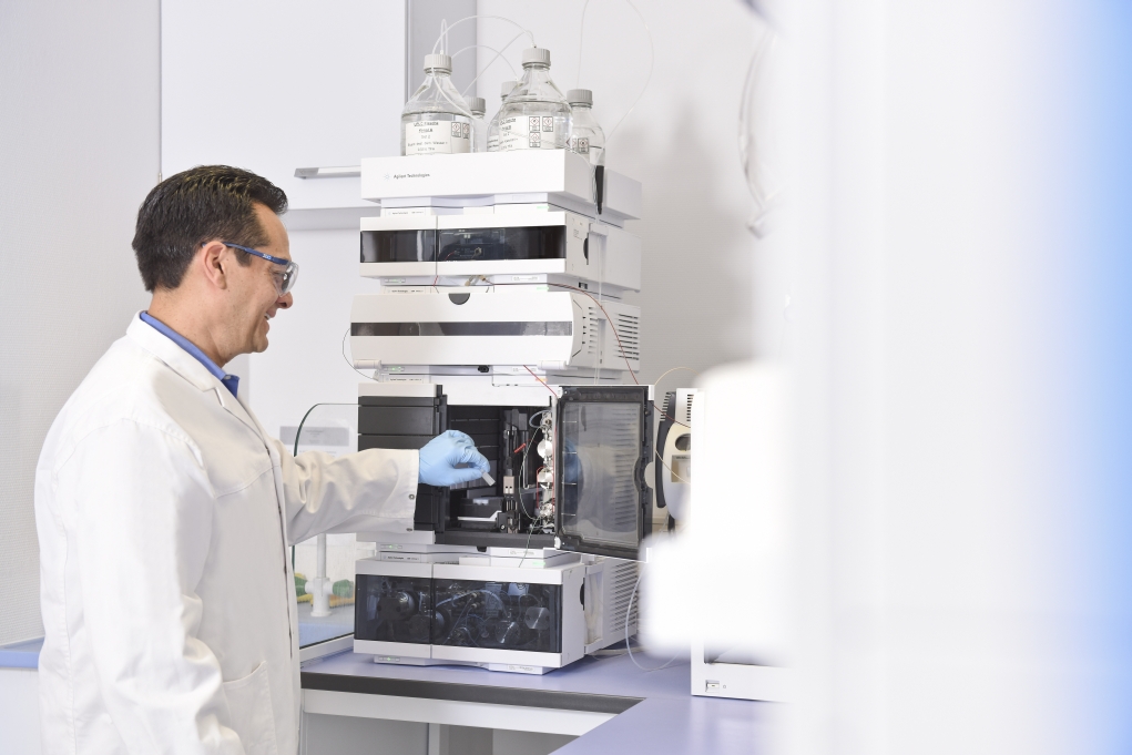 Analyst loading sample into Agilent UHPLC stack for peptide characterization